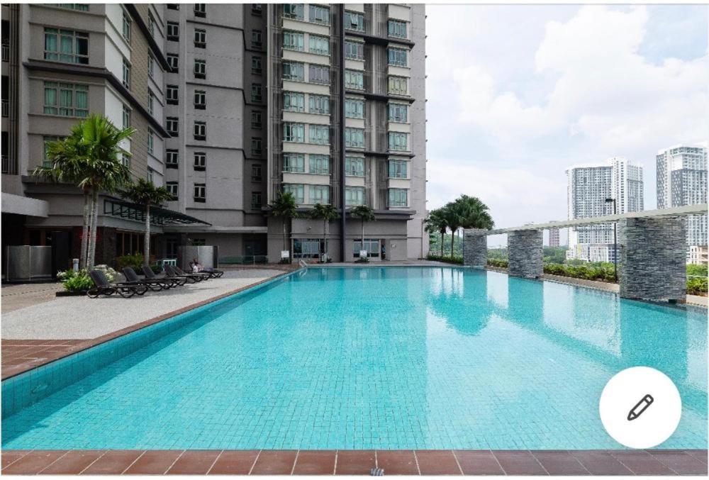 Shaftsbury Residence Cyberjaya With A Pool & Free Parking Kültér fotó